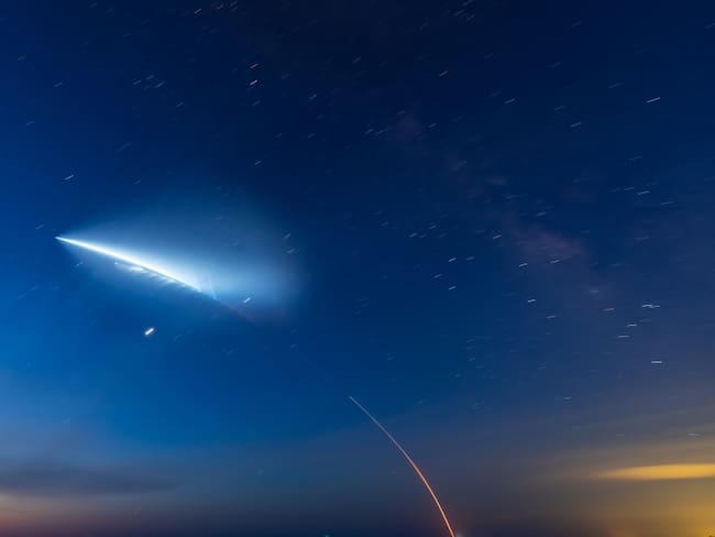 Cohete Falcon 9 ilumina la noche con luz en el cielo al noroeste de México