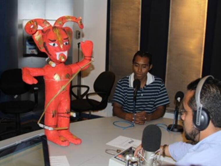 Judas en la cabina de W Radio