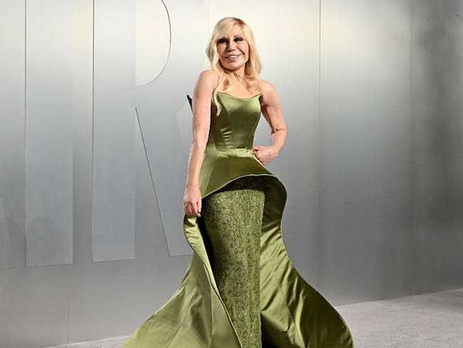 ¡Donatella Versace quiere llegar a la Gen Z! Así es el primer gran proyecto de la diseñadora de modas fuera de la firma de su apellido