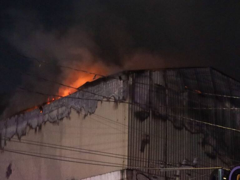 Incendio en Tepito consume una bodega de tenis; No hay heridos | VIDEOS