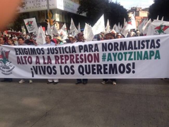 Protestan en Argentina en apoyo a normalistas