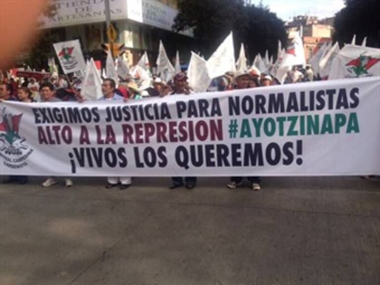 Protestan en Argentina en apoyo a normalistas