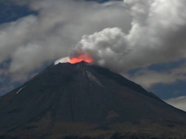 Emite volcán Popocatépetl ligera fumarola