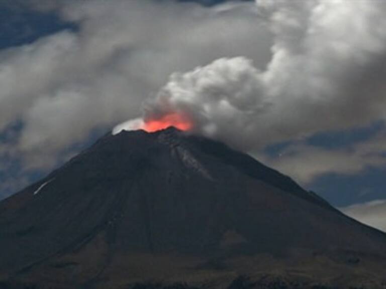 Emite volcán Popocatépetl ligera fumarola