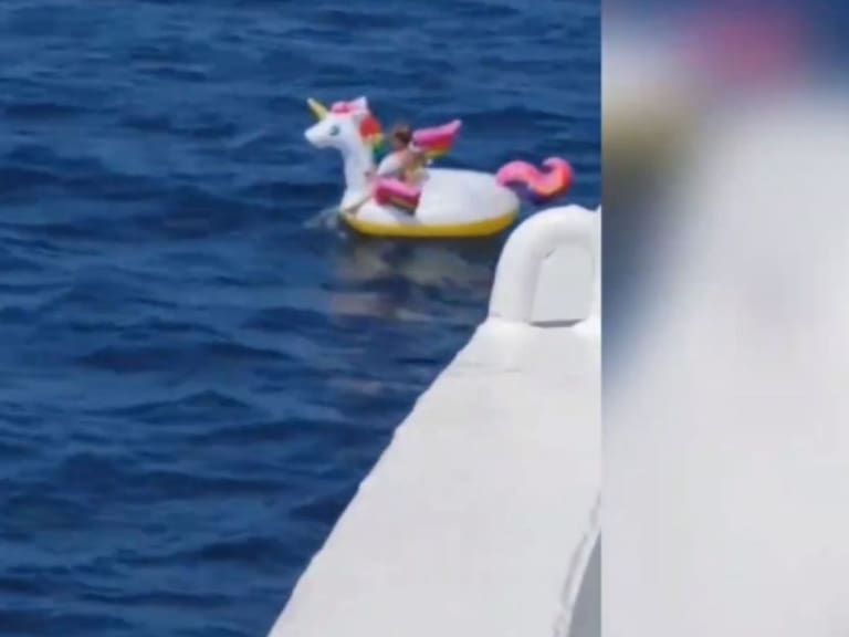 Con unicornio inflable rescatan a niña de 4 años en el mar