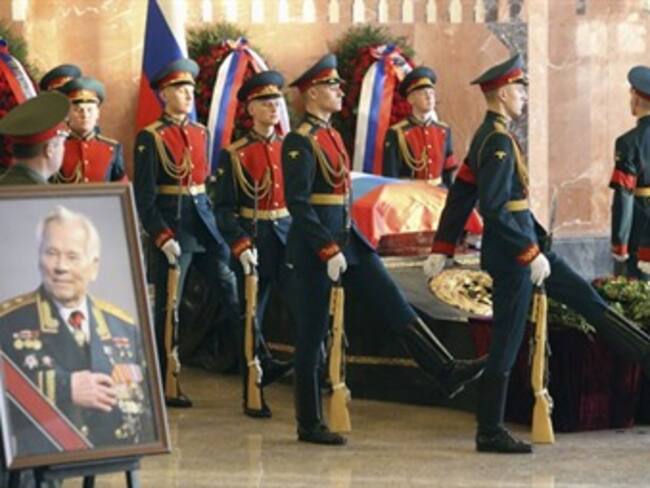 Sepulta Rusia con todos los honores a diseñador de fusil AK-47