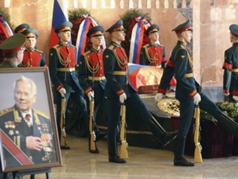 Sepulta Rusia con todos los honores a diseñador de fusil AK-47