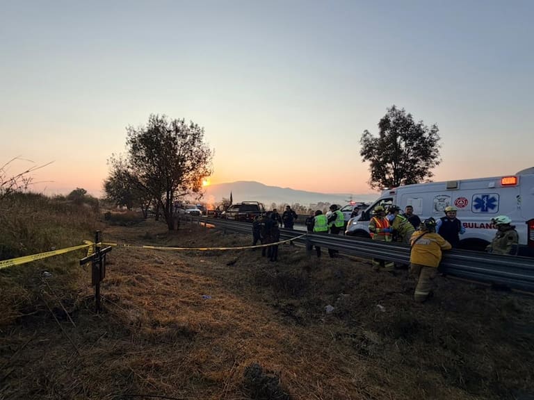 Suman 7 víctimas mortales y 20 lesionados tras volcadura de autobús turístico en Morelia, Michoacán.
