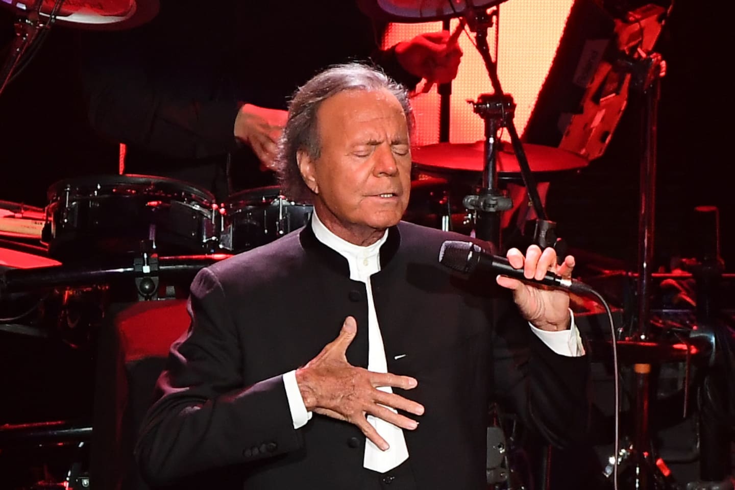 Julio Iglesias se declara “feliz” luego de que la Fiscalía española archivó las denuncias en su contra