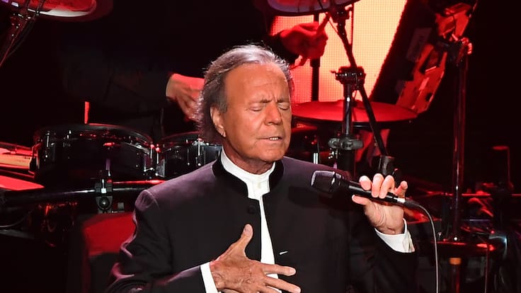 Julio Iglesias se declara “feliz” luego de que la Fiscalía española archivó las denuncias en su contra
