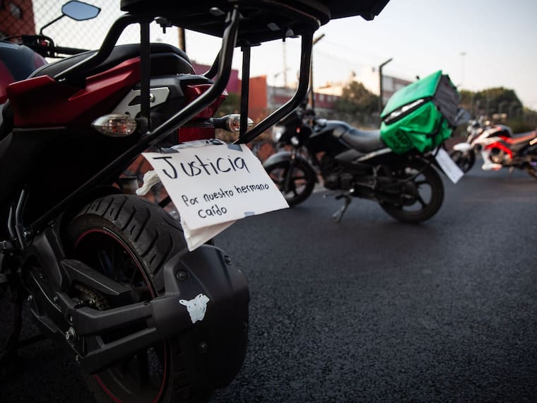 Fiscalía CDMX investiga muerte de motociclista que fue arroyado y arrastrado 2 kms.