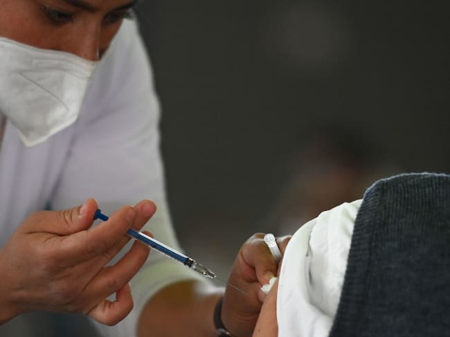 Inicia vacunación contra Covid e Influenza; ¿Dónde aplican la dosis?