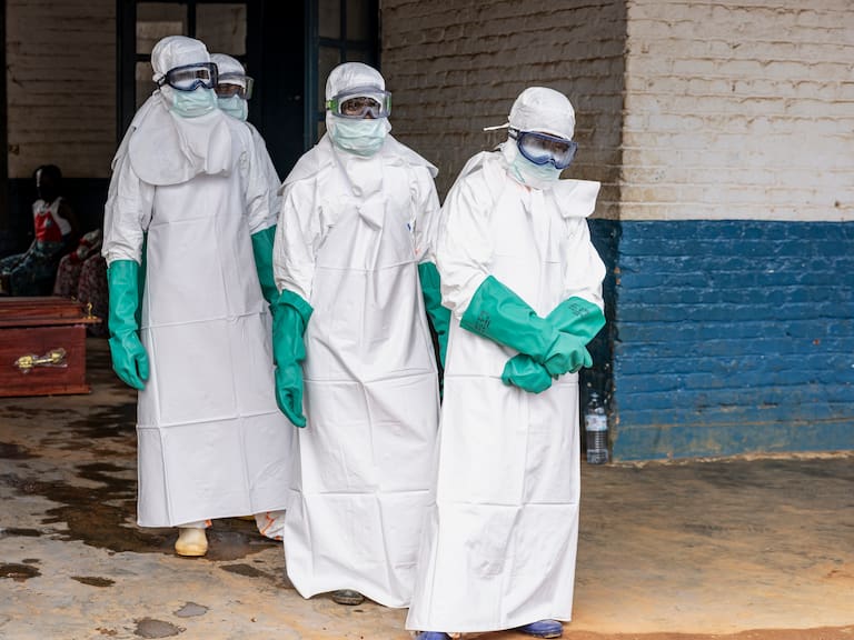Brote de ébola en África se agrava: OMS alerta por cientos de contagios y fallas tras recortes de ayuda internacional