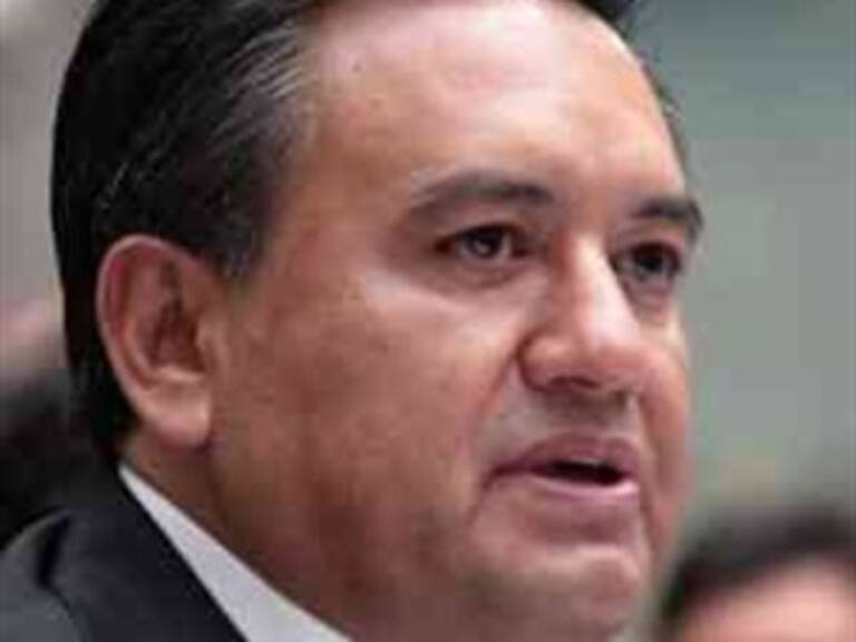 Cabildea Martín Esparza con diputados