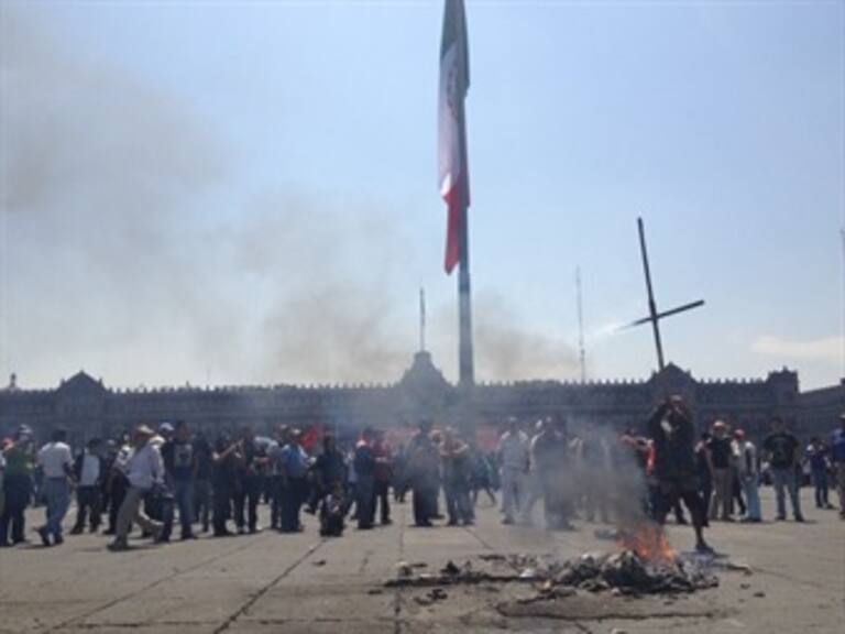 Prenden fogata en Zócalo por marcha de 1° de mayo
