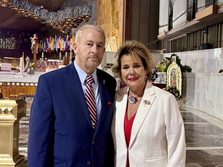 El embajador de Estados Unidos, Ronald Johnson, aprovechó su llegada a México para visitar la Basílica de Guadalupe junto con su esposa Alina.