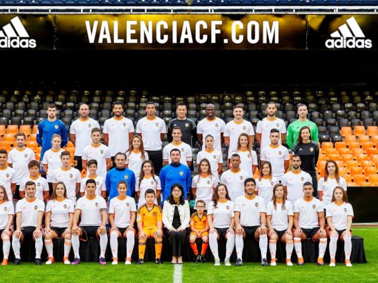 El Valencia incluye en su foto oficial a dos niños enfermos