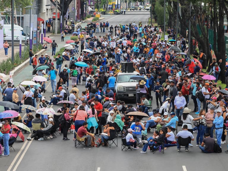 Maestros pertenecientes a la Coordinadora Nacional de Trabajadores de la Educación, se mantuvieron sobre Calzada Tlalpan, luego de que la policía capitalina impidiera su paso rumbo al Estadio CDMX.