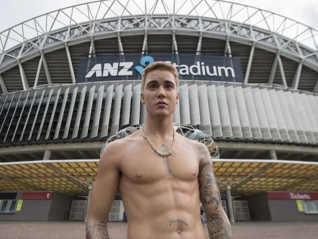 Justin Bieber presume sus habilidades futbolísticas en Colombia