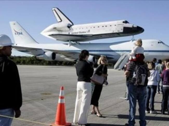 Enfrenta astronauta problemas con tornillos durante caminata espacial