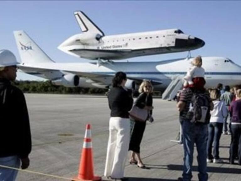 Enfrenta astronauta problemas con tornillos durante caminata espacial
