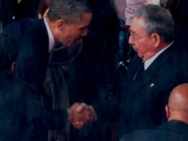 Defiende Casa Blanca saludo de Obama a Castro como cortesía
