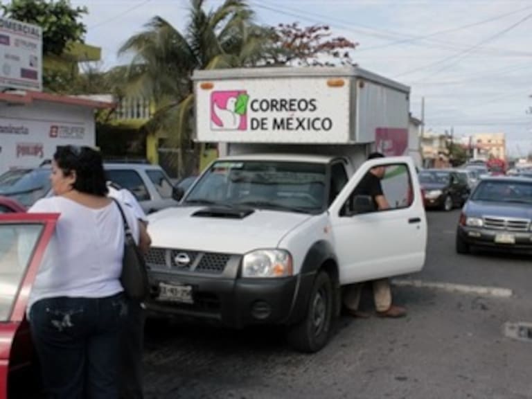 Cuatro policías son detenidos por robo a camioneta de Correos de México