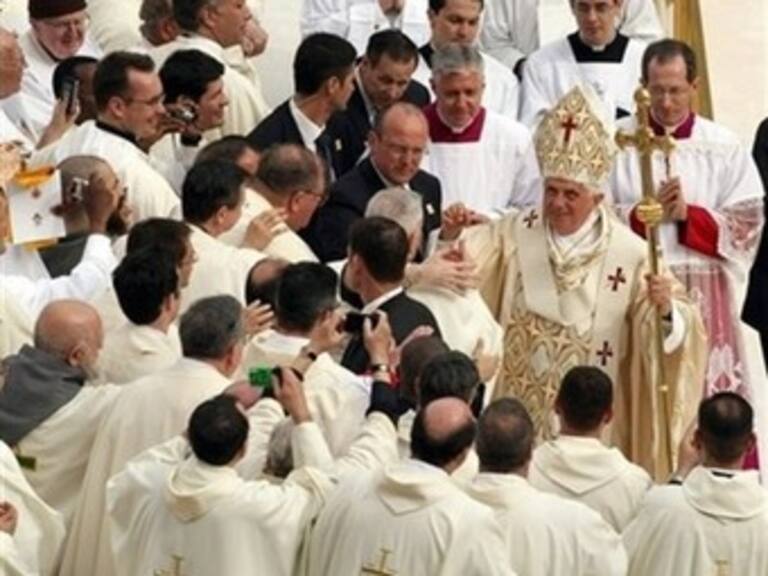 Dedican sacerdotes mexicanos al Papa himno a la Virgen de Guadalupe