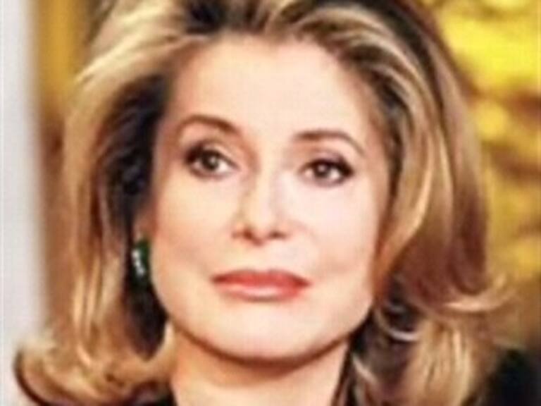 Abuchean a Catherine Deneuve