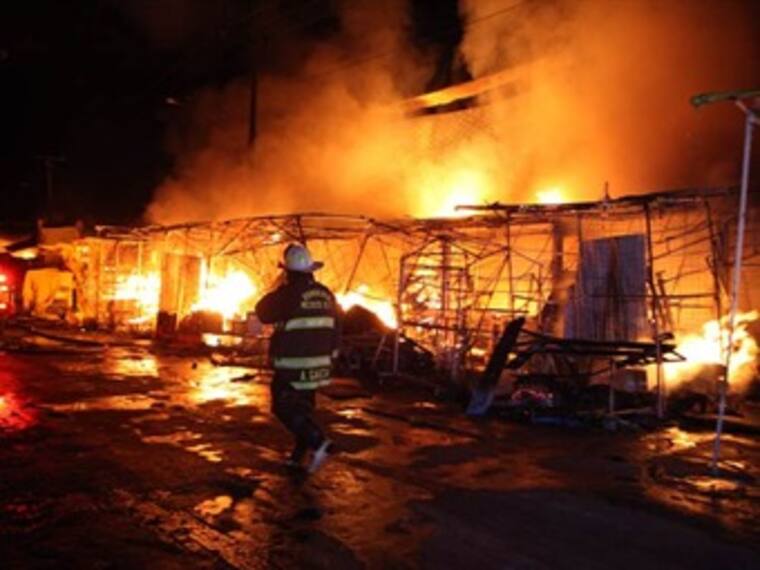 Incendio en 'La Merced' deja 16 lesionados. Carolina Iparraguirre, reportera