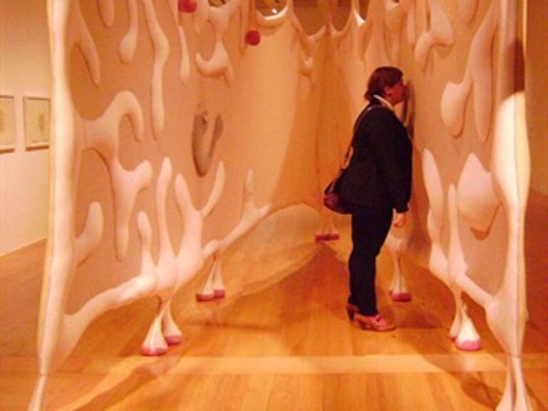 Disfruta de una muestra de arte donde puedas tocar, oler y sentir