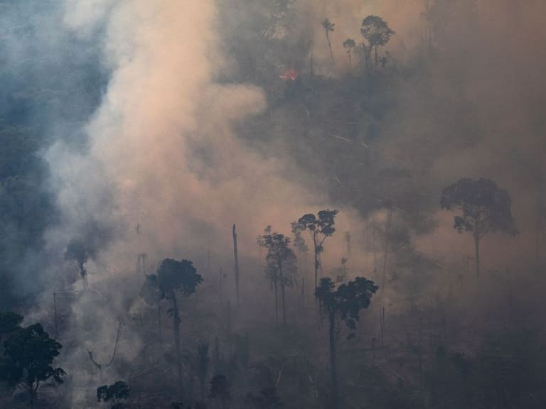 Brasil rechaza apoyo para apagar incendio en la Amazonia