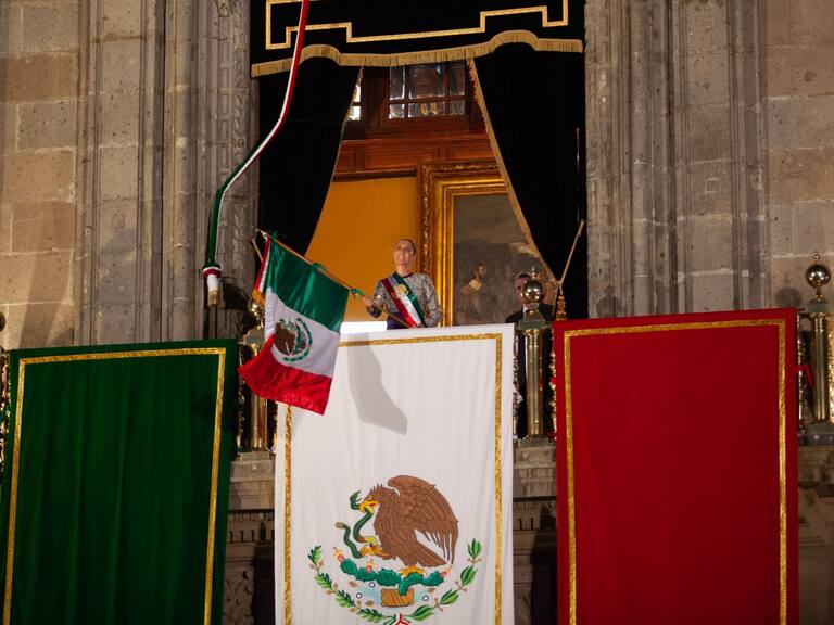 CIUDAD DE MÉXICO, 15SEPTIEMBRE2025.- Ante miles de asistentes Claudia Sheinbaum Pardo dio su primer grito de Independencia en la plancha del Zócalo como la primer mujer presidenta de México.
FOTO: ANDREA MURCIA /CUARTOSCURO.COM