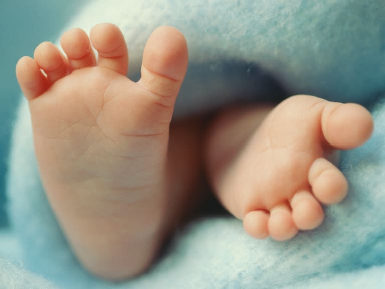 El recién nacido fue llevado a un hospital debido a las lesiones que le causó su padre.