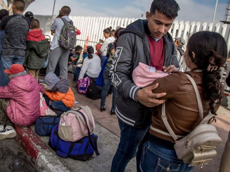 Anuncia EU que detendrá a migrantes por tiempo indefinido