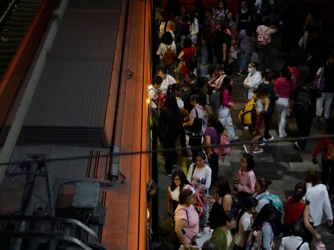 Nueva forma de robo en el metro: Mujeres bolsean celulares y acusan a sus víctimas de acoso