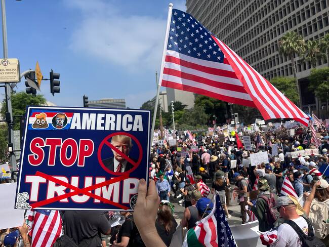 Protesta “No Kings Day” contra Trump moviliza a millones en EU; policía repliega a manifestantes