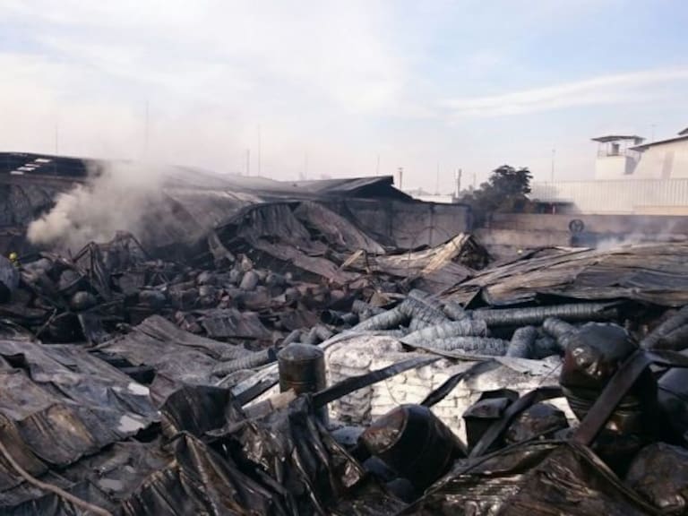 Fuerte Incendio en una fábrica provoca evacuación de empresas y escuelas