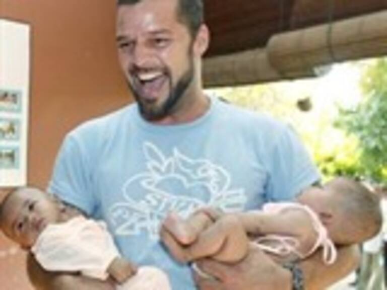 Celebran estrellas de People paternidad de Ricky Martin