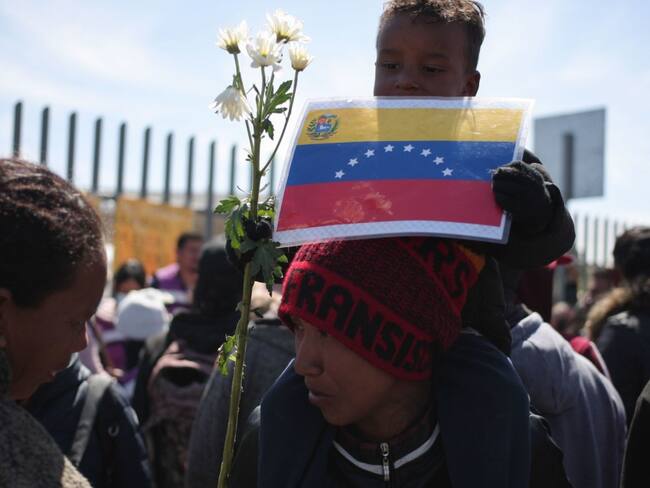 Migrantes intentan cruzar la frontera entre Chihuahua y El paso, Texas