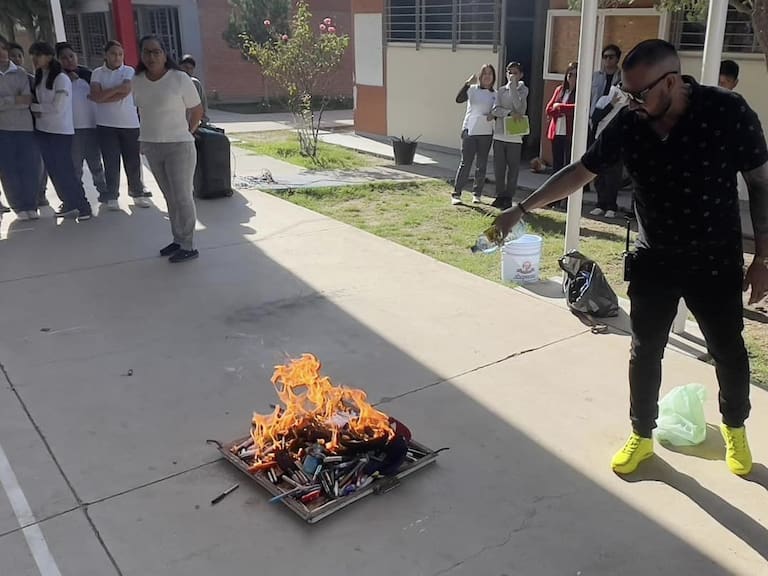 Una secundaria de Durango hizo cumplir su reglamento, destruyendo celulares y todo tipo de artículos prohibidos.