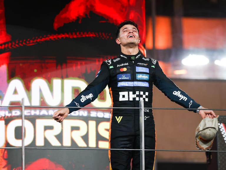 El campeón mundial de pilotos de F1 y tercer clasificado, Lando Norris de McLaren, celebra en el podio después del Gran Premio de Abu Dabi de Fórmula 1 en el circuito de Yas Marina en Abu Dabi, Emiratos Árabes Unidos. (Foto de Beata Zawrzel/NurPhoto vía Getty Images)