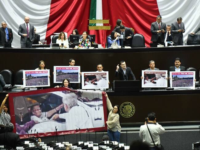 Debaten diputados por campaña #NarcoPresidente