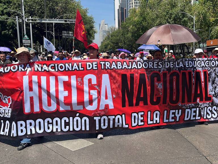 Avanzan maestros de la CNTE rumbo al Zócalo capitalino.