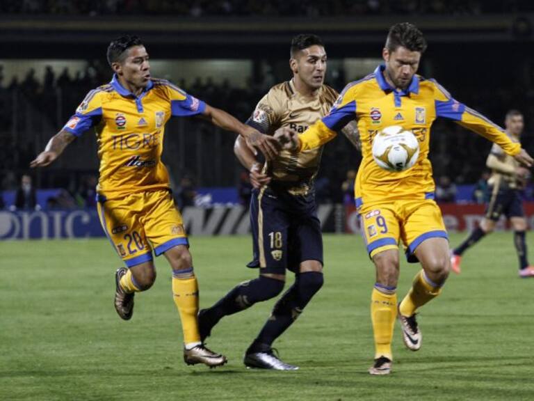 Javier Aquino y Rafael Sobis, de Tigres, marcan a Ismael Sosa, de Pumas, durante el partido de vuelta de la final del Apertura 2015, entre Pumas de la UNAM y Tigres de la UANL, disputado en el estadio Olímpico de Ciudad Universitaria en diciembre pasado
