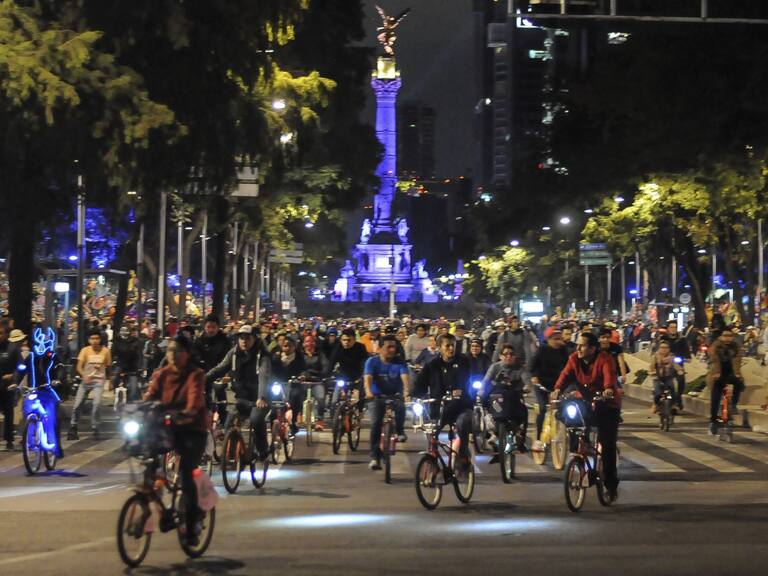 CIUDAD DE MÉXICO, 29OCTUBRE2016.- Cientos de personas participaron en la rodada nocturna con motivo de día de muertos sobre Paseo de la Reforma.
FOTO: DIEGO SIMÓN SÁNCHEZ /CUARTOSCURO.COM