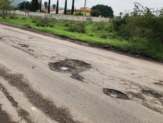 Baches en asfalto de El Salto, dolor de cabeza para automovilistas