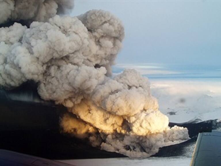 Nube de ceniza obliga a nuevo cierre de aeropuertos en Irlanda