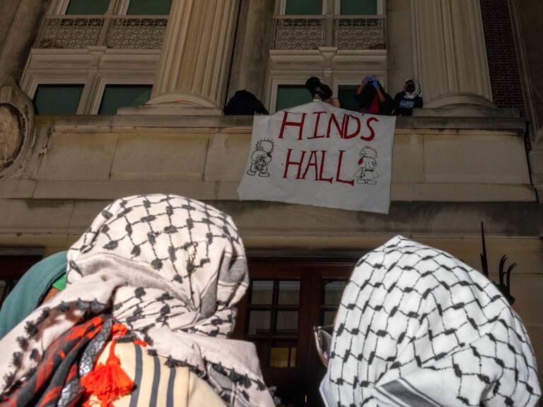 Manifestantes propalestinos renombran el emblemático edificio Hamilton Hall como &quot;Hinds Hall&quot; por menor muerto en Gaza