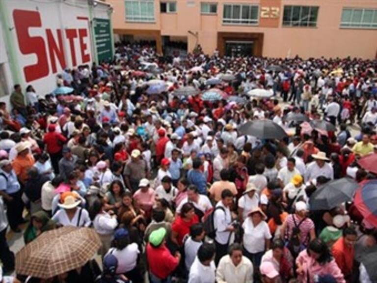 Toman maestros Palacio de Gobierno en Oaxaca